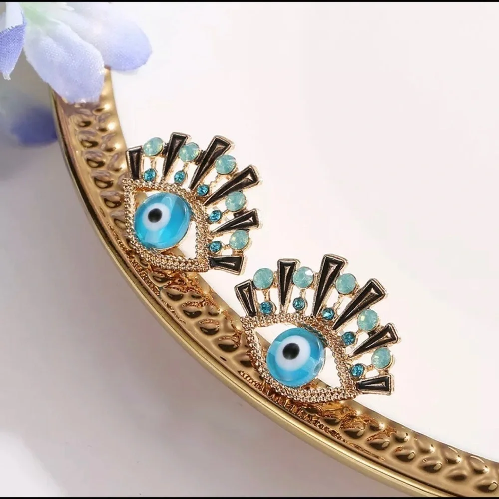 Designers Brands For Customers That Love To Wear Casual and Elegant Accessories;